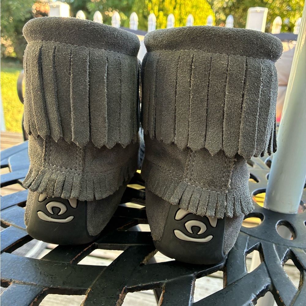Manitoba Harvestor Gray Fringe Moccasin Boots fur Lining excellent preloved - Picture 4 of 11